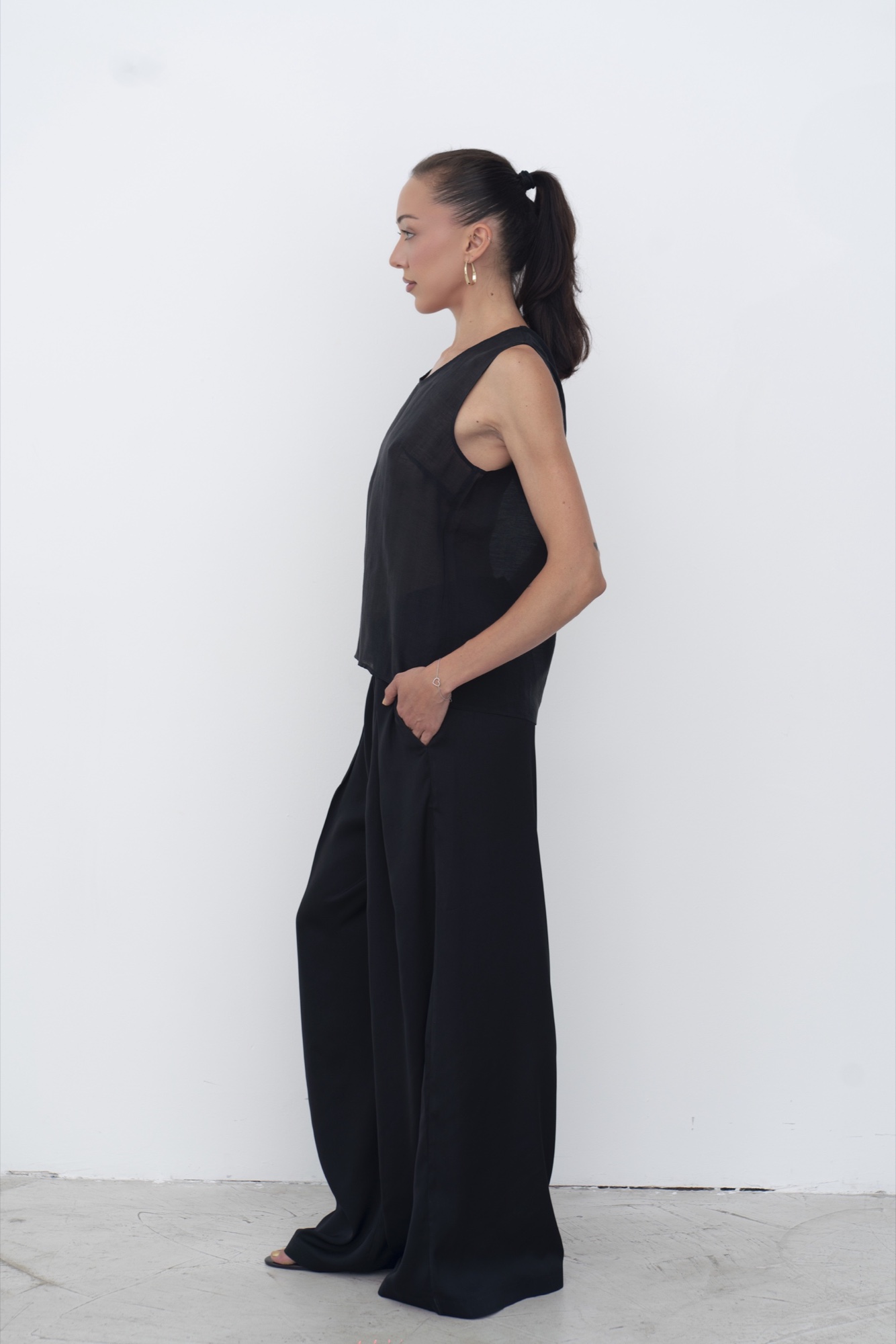 low waisted wide leg silk-bled pants — Black