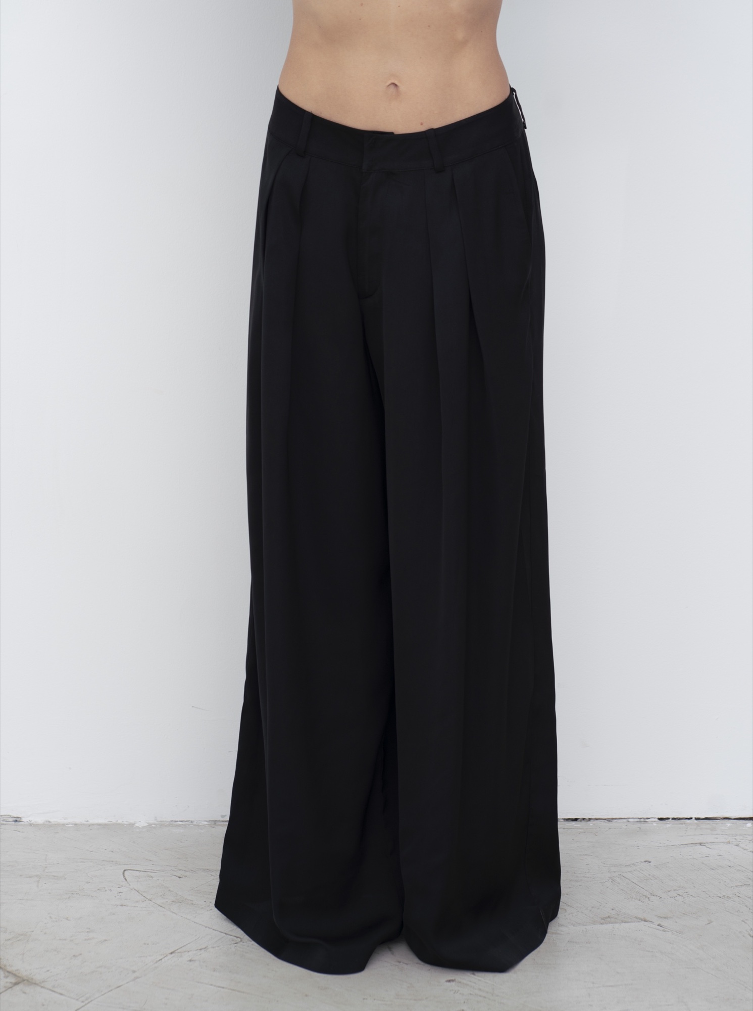 low waisted wide leg silk-bled pants — Black
