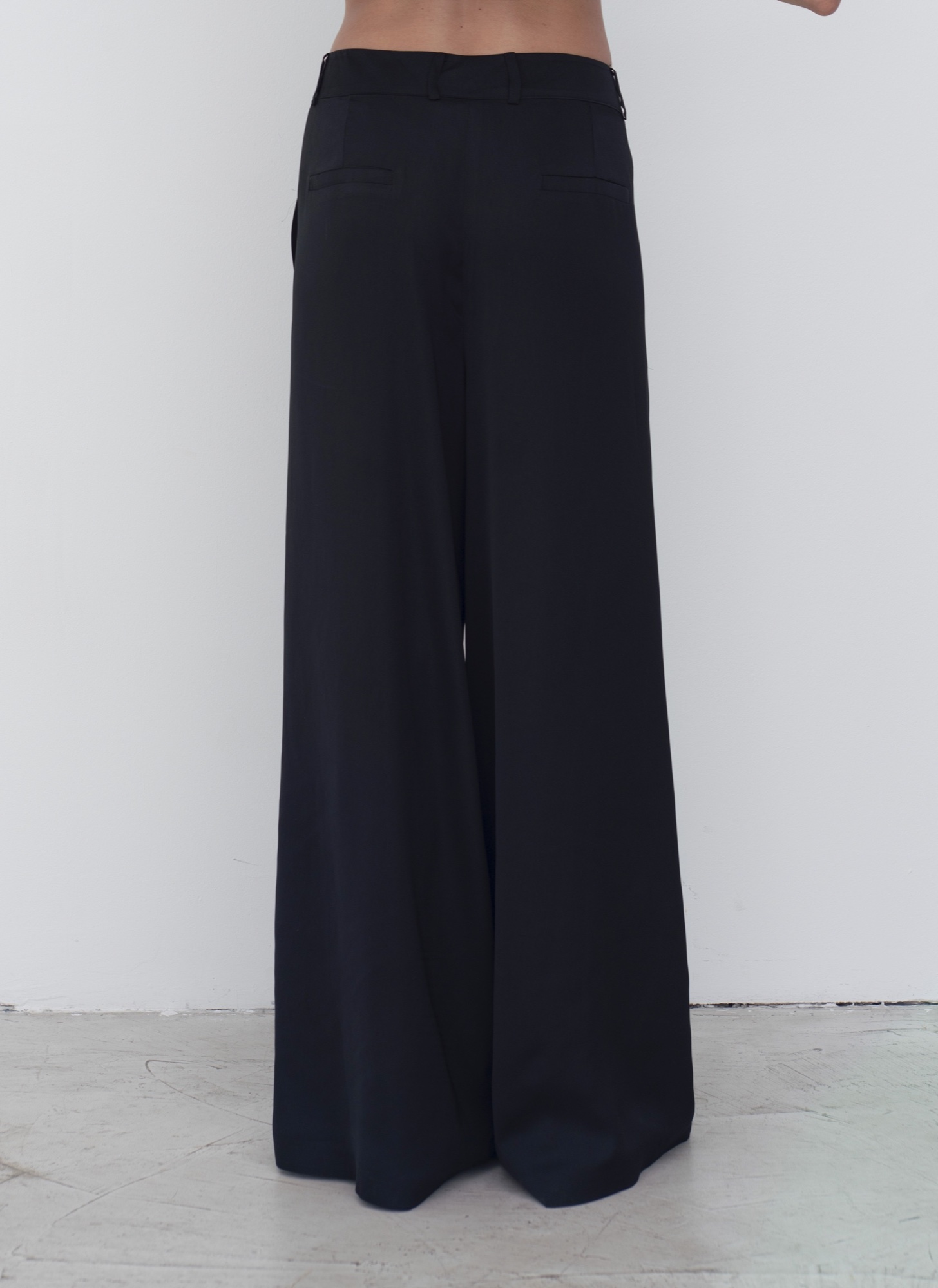 low waisted wide leg silk-bled pants — Black
